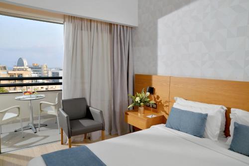 Postel nebo postele na pokoji v ubytování Ajax Hotel