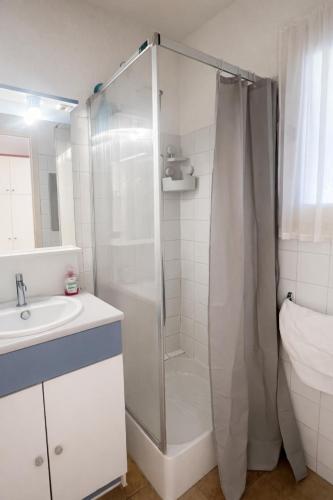 a bathroom with a shower and a sink at Studio cabine climatise Malibu Village in Canet-en-Roussillon