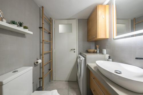 Cozy Seaside Apartment in Aphrodite Bay, Piraeus