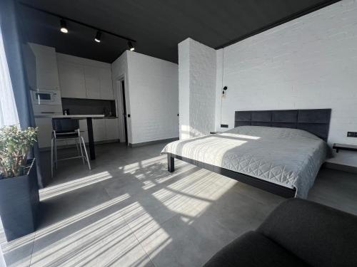 a bedroom with a bed and a table in it at Kalinova Sloboda Apart РЕЗЕРВНЕ ЖИВЛЕННЯ in Krykhivtsi