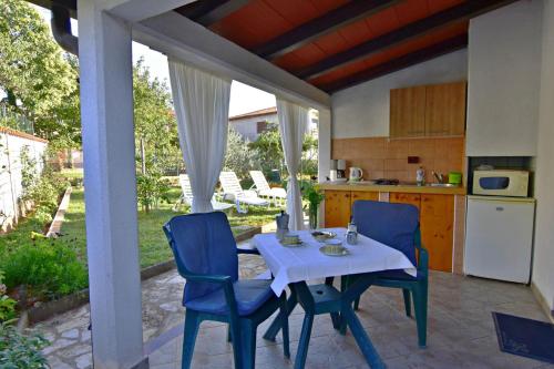 Cozy flat with garden access in Umag