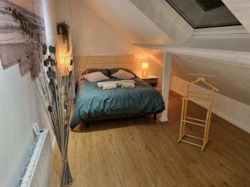 a bedroom with a bed with two towels on it at Charmante maison de bord de mer avec terrasse in Luc-sur-Mer