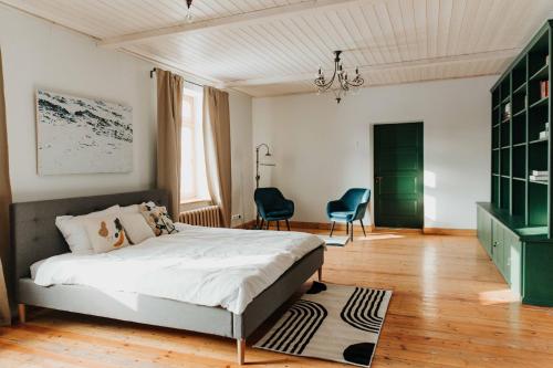 a bedroom with a bed and a green cabinet at STRIĶU15 - Plašs studio dzīvoklis in Saldus