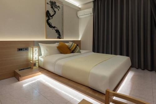 a bedroom with a large white bed and a window at Bucheon Daon Hotel in Bucheon