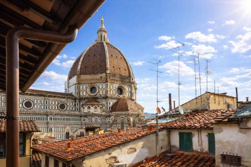 In Front of the Duomo - Nido Verde