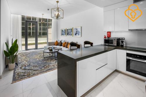 Beautiful Large 1BR Apt in District 1, MBR Minutes to Downtown