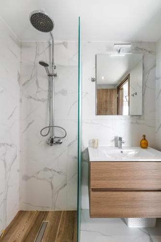 a bathroom with a sink and a shower at Villa Harmonie in Achlia