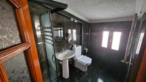 Ванна кімната в Ottoman Elegance Hotel