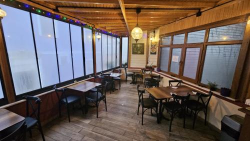 un ristorante con tavoli e sedie in una stanza con finestre di Ottoman Elegance Hotel a Istanbul