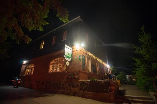 a building with lights on the side of it at night at Naturresort Bieleboh in Beiersdorf