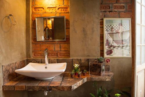y baño con lavabo y espejo. en Pousada Zilah, en São Paulo