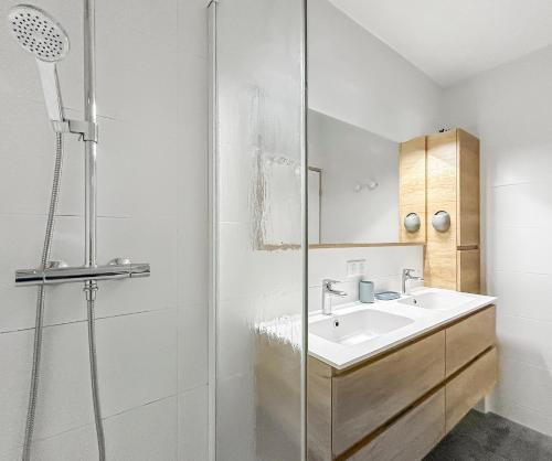 a bathroom with a sink and a shower at La forêt, T3 Design, Parking, Face à la Gare in Grenoble