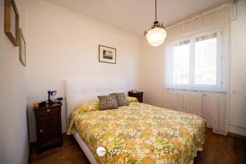 a bedroom with a bed and a window at Appartamento Diana in Salò