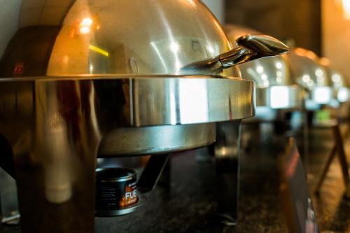 a kitchenounter with a coffee making machine at Hotel Expo Abastos in Guadalajara