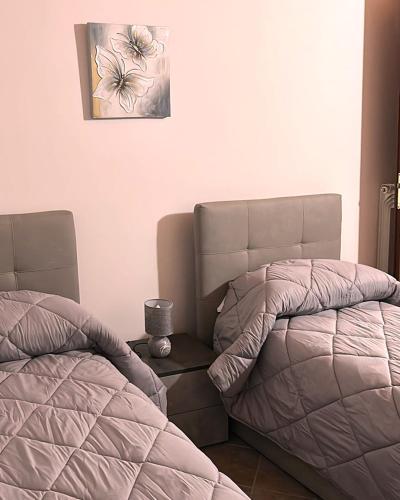 two beds sitting next to each other in a bedroom at Residence Il Casolare in Piedimonte San Germano