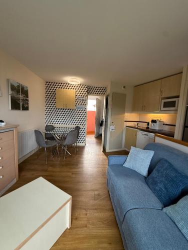 F2 VILLAGE CAP ESTEREL- Vue Montagnes et Golf- ÉQUIPEMENTS TOUT INCLUS