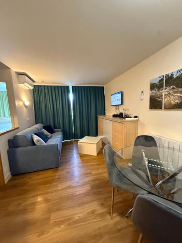 F2 VILLAGE CAP ESTEREL- Vue Montagnes et Golf- ÉQUIPEMENTS TOUT INCLUS