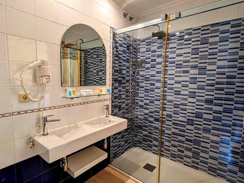 a bathroom with a sink and a shower at Hotel Mar del Norte 3000 in O Grove