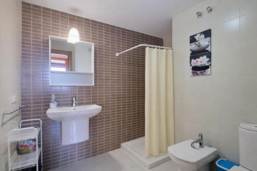 a bathroom with a sink and a toilet at El Ático de Celorio – Piscina, Terraza y Playa in Celorio