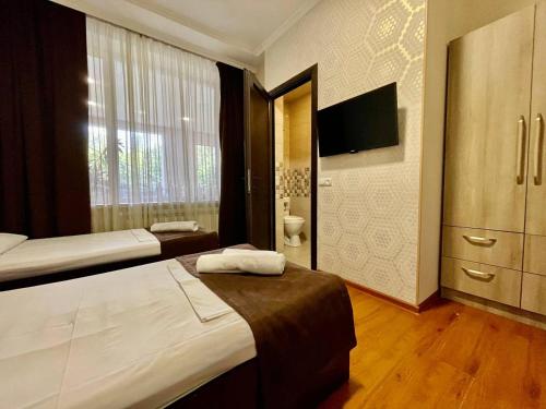 เตียงในห้องที่ Merien hotel