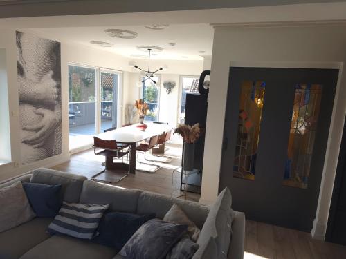 a living room with a couch and a table at ATELIER DE BERCK - Gîte 6p avec Parking GRATUIT & TERRASSE in Berck-sur-Mer