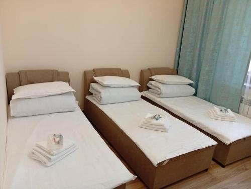 Tempat tidur dalam kamar di Hotel Manas