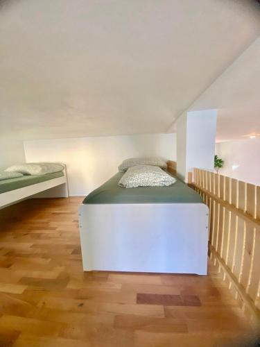 Modern 2-Bedroom Apartment with Free Parking