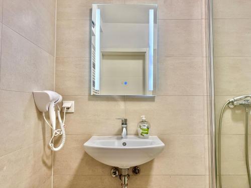 Modern 2-Bedroom Apartment with Free Parking