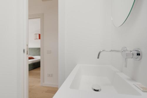 GuestHost - Modern Terrace Flat in Solari Area