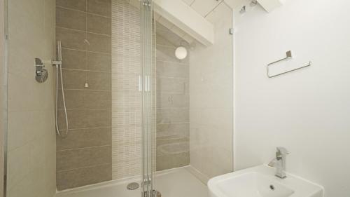 a bathroom with a shower and a toilet and a sink at Garda Prestige Retreat in Moniga