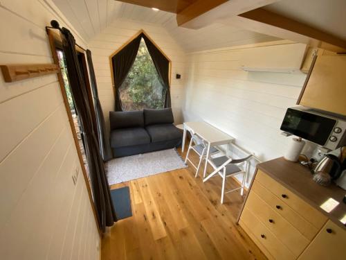 ein kleines Haus mit einer Couch und einem Tisch in der Unterkunft Tiny Clariana by Tiny Away in Palafolls