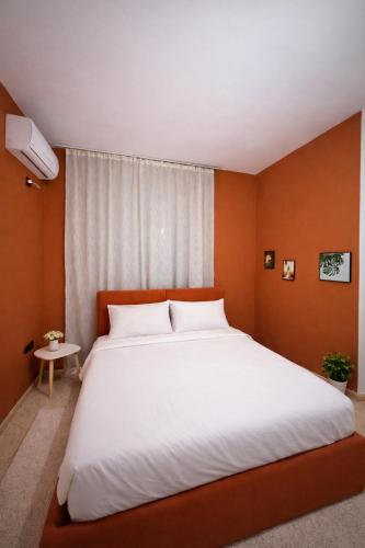 เตียงในห้องที่ Geri Apartment