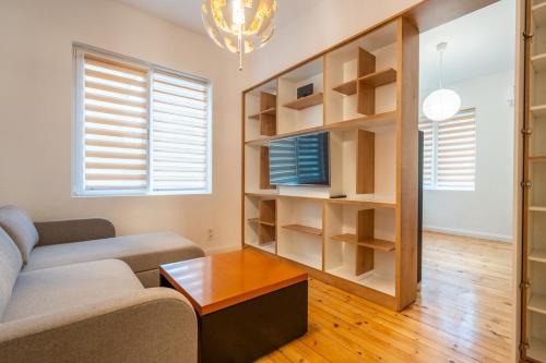 Simple & Spacious 2 BDR in Prime Location