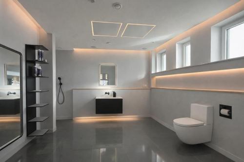 a bathroom with a toilet and a sink at Hotel Villa Königsgarten in Siebeldingen