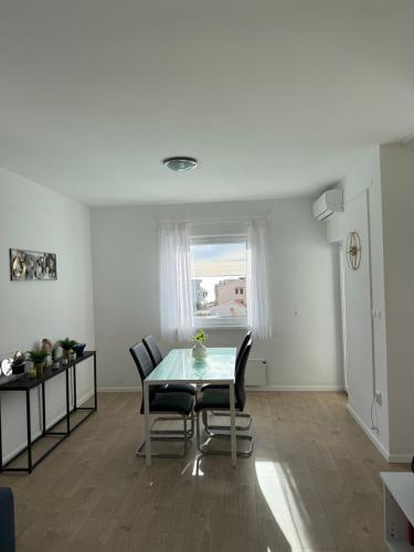 Mirela modern apartment near the beach, Novalja