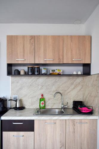 A kitchen or kitchenette at aifoS