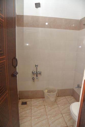 ein Badezimmer mit Dusche und Toilette in der Unterkunft RD HOTEL-Bhavani Road in Erode