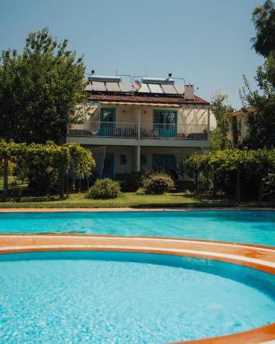 Bazen u ili blizu objekta Yonca Lodge