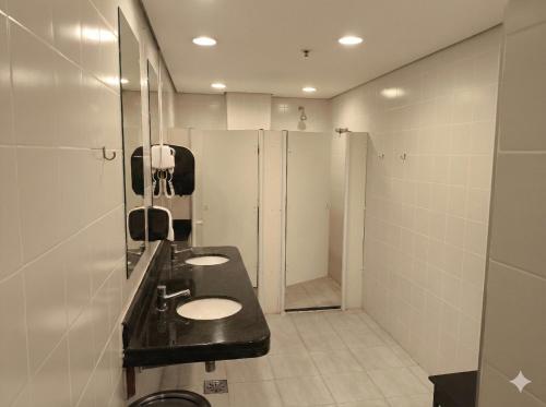 a bathroom with two sinks and a shower at Airport Gru Flats in Guarulhos