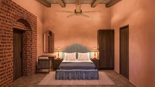 a bedroom with a bed and a ceiling fan at Aria Santa Maria in Santo Domingo