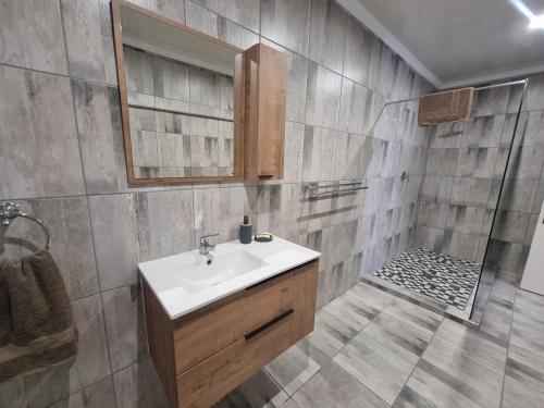 a bathroom with a sink and a shower at Goldfields Gardens Guesthouse in Virginia