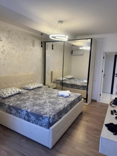 เตียงในห้องที่ Apartament