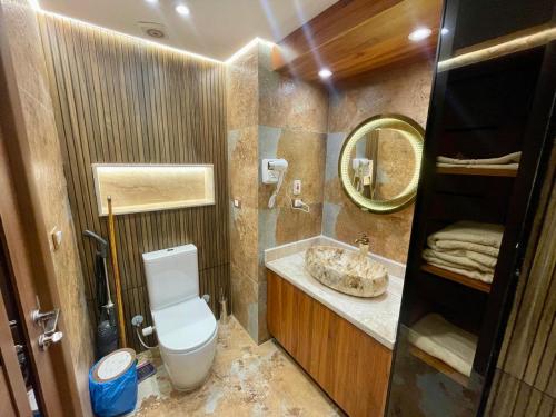 łazienka z toaletą, umywalką i lustrem w obiekcie Scandic resort w mieście Hurghada