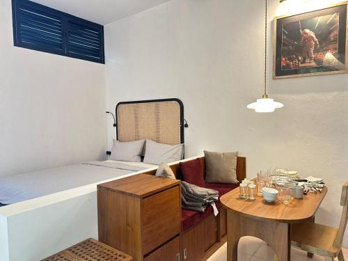 a small room with a bed and a table at Seseh Studio in Cemagi