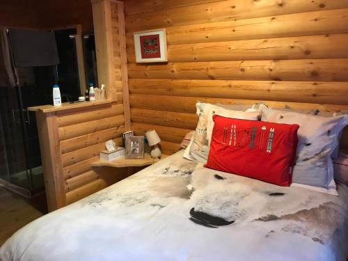 Tempat tidur dalam kamar di Chalet Cervus