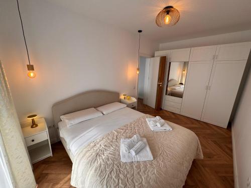 ein Schlafzimmer mit einem Bett, auf dem zwei Handtücher liegen in der Unterkunft Panoramic Blue in TÄƒuÅ£ii MÄƒgheruÅŸ
