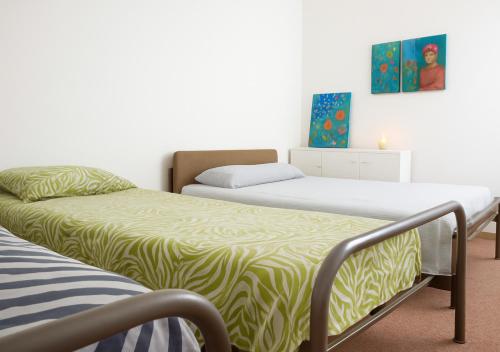 two beds sitting next to each other in a room at Ramallo es Bienestar 8 plazas in Ramallo