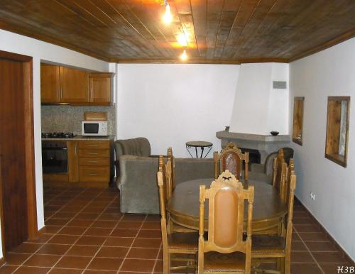eine Küche und ein Esszimmer mit Tisch und Stühlen in der Unterkunft Casa Do Pomar in Parada