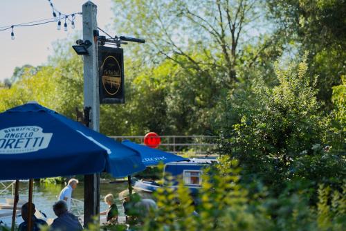The Weir Hotel tesisinin dışında bir bahçe
