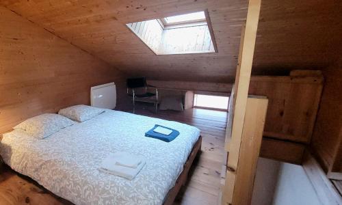 Monthureux-sur-SaôneにあるGite Coeurdacierの木造小屋にあるベッドのある寝室